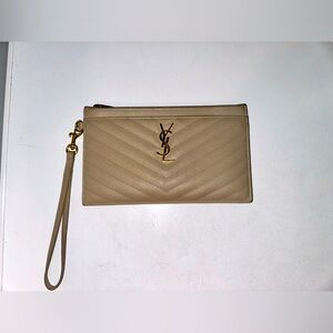 CASSANDRE MATELASSÉ LARGE POUCH IN GRAIN DE POUDRE LEATHER. Color Sea Salt.